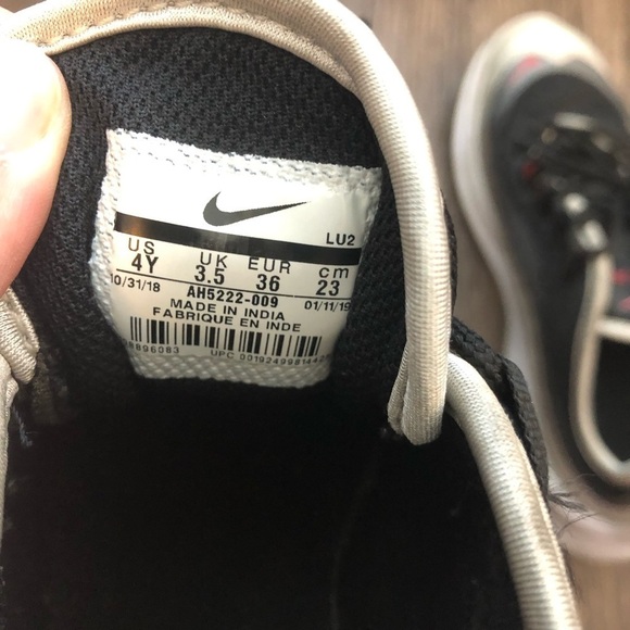 Nike Air Max Axis Black/White/Red Sneakers - Picture 8 of 8